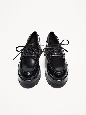 Scarpa stringata 'NAUTICO CHUNKY' di Bershka in nero