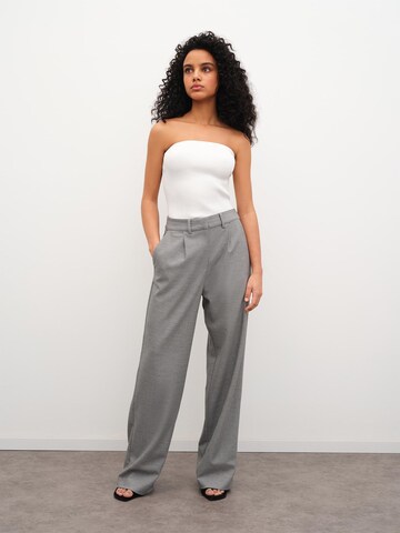 RÆRE by Lorena Rae Wide leg Pleat-Front Pants 'Donia' in Grey