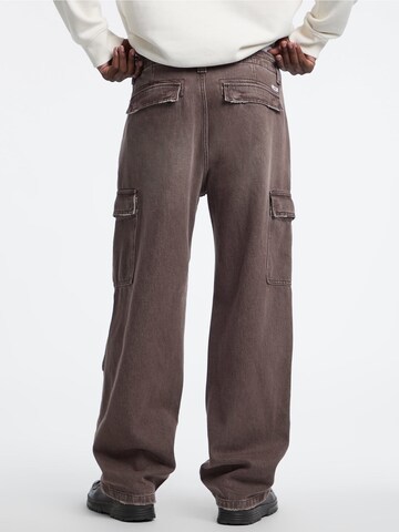 GUESS Loose fit Cargo Jeans in Brown