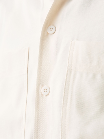 Bershka Comfort Fit Hemd in Weiß