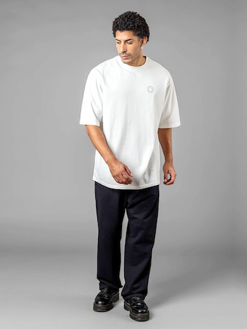 UNORGANIZED BRAND - Camiseta 'SCHWERES OVERSIZE T5' en blanco