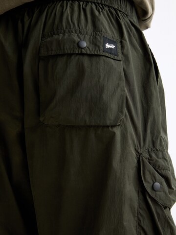 Regular Pantalon cargo Pull&Bear en vert