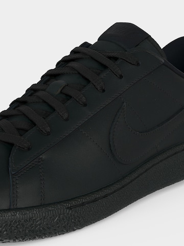 Nike Sportswear Låg sneaker 'CLASSIC' i svart