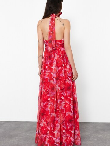 Rochie de seară de la Trendyol pe roșu