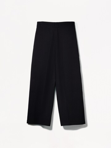 Loosefit Pantaloni con pieghe di Bershka in nero