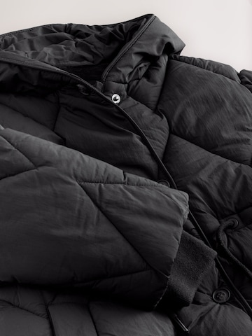 Next Mantel in Schwarz