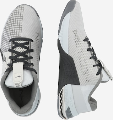 Scarpa sportiva di NIKE in grigio