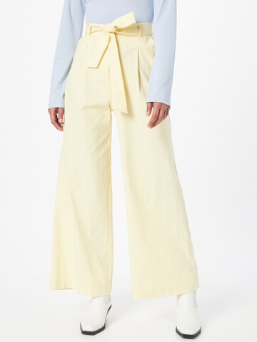 FRNCH PARIS Wide leg Pleat-Front Pants 'Parvedy' in Yellow: front