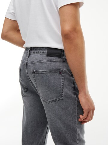 Tommy Jeans regular Jeans 'RYAN' i grå