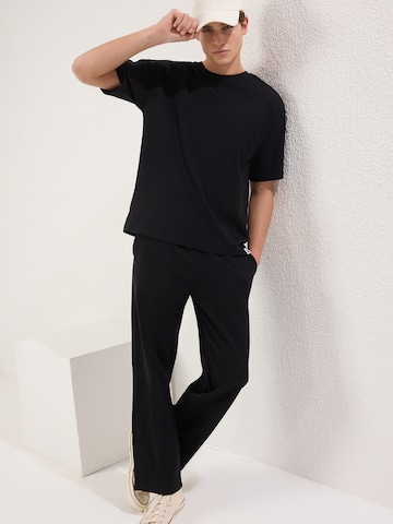 Trendyol Póló - fekete: elől