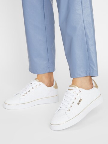 Sneaker bassa 'BECKIE' di GUESS in bianco: frontale
