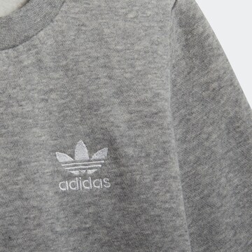 ADIDAS ORIGINALS - Fato de jogging 'Adicolor Crew' em cinzento