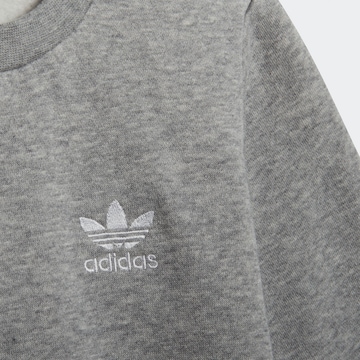 ADIDAS ORIGINALS Φόρμα τρεξίματος 'Adicolor Crew' σε γκρι