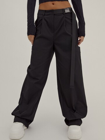 millane Zvonové kalhoty Kalhoty se sklady v pase 'Kaja' – černá: přední strana