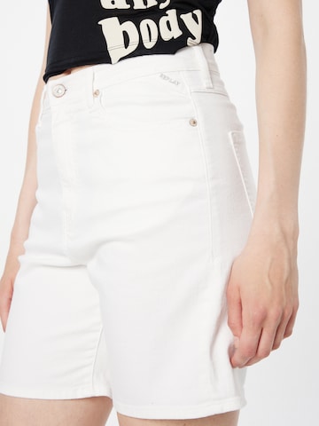 REPLAY Regular Shorts 'SHIRBEY' in Weiß