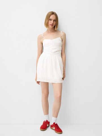 Bershka Sukienka w kolorze biały