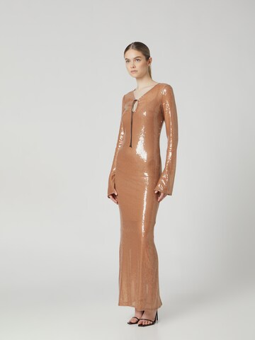 Robe de soirée 'Naime' RÆRE by Lorena Rae en bronze : devant