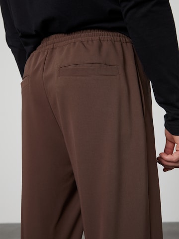 DAN FOX APPAREL - Tapered Pantalón 'Maurice' en marrón