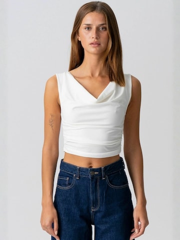 It's May Overdel ' Dahlia ' i hvid: forside