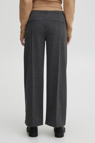 Wide leg Pantaloni con piega frontale 'KATE' di ICHI in grigio