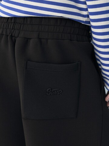 Pull&BearBaggy Hlače - crna boja