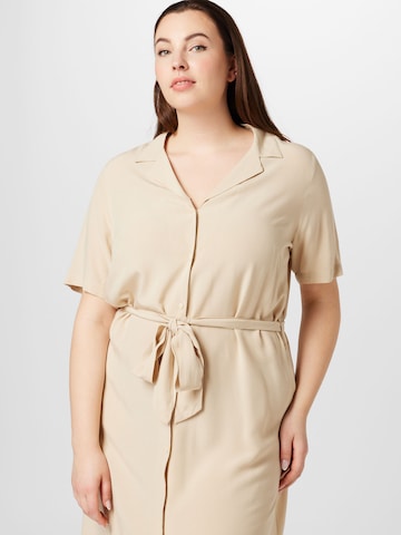 Robe-chemise 'OLIVIA' PIECES Curve en beige