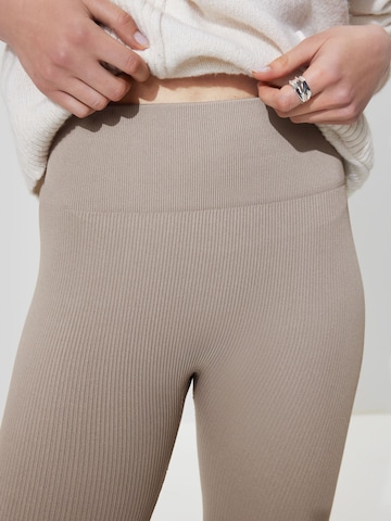 Skinny Leggings di Next in marrone