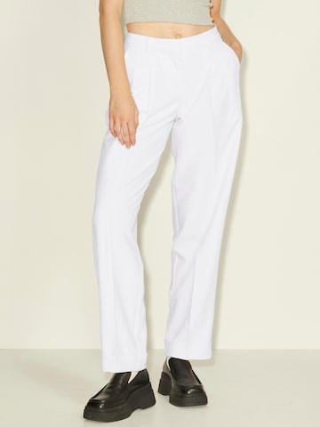 JJXX Loose fit Trousers with creases 'MARY' in White: front