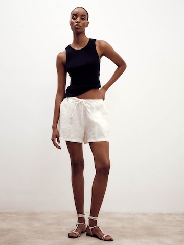 ABOUT YOU x Marie von Behrens - Loosefit Pantalón 'Fanny' en blanco