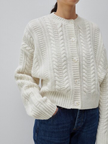 Cardigan 'Rosie' ABOUT YOU x Marie von Behrens en blanc