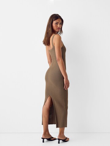 Rochie tricotat de la Bershka pe maro