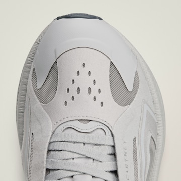 ADIDAS BY STELLA MCCARTNEY - Zapatillas de running 'Ultraboost 5' en gris