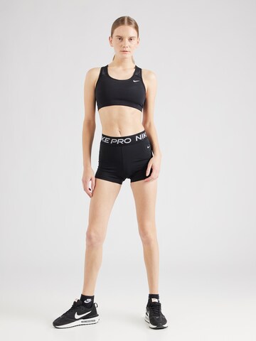 NIKE Skinny Sportshorts in Schwarz