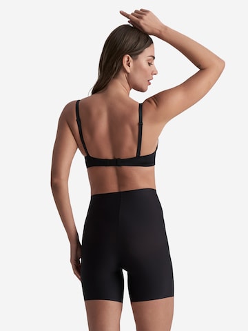 Bye Bra - Pantalón moldeador 'Uni Stretch Mid Waist Short' en negro
