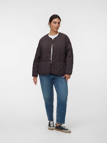 Vero Moda Curve - Chaqueta de entretiempo 'OLIVIA' en marrón