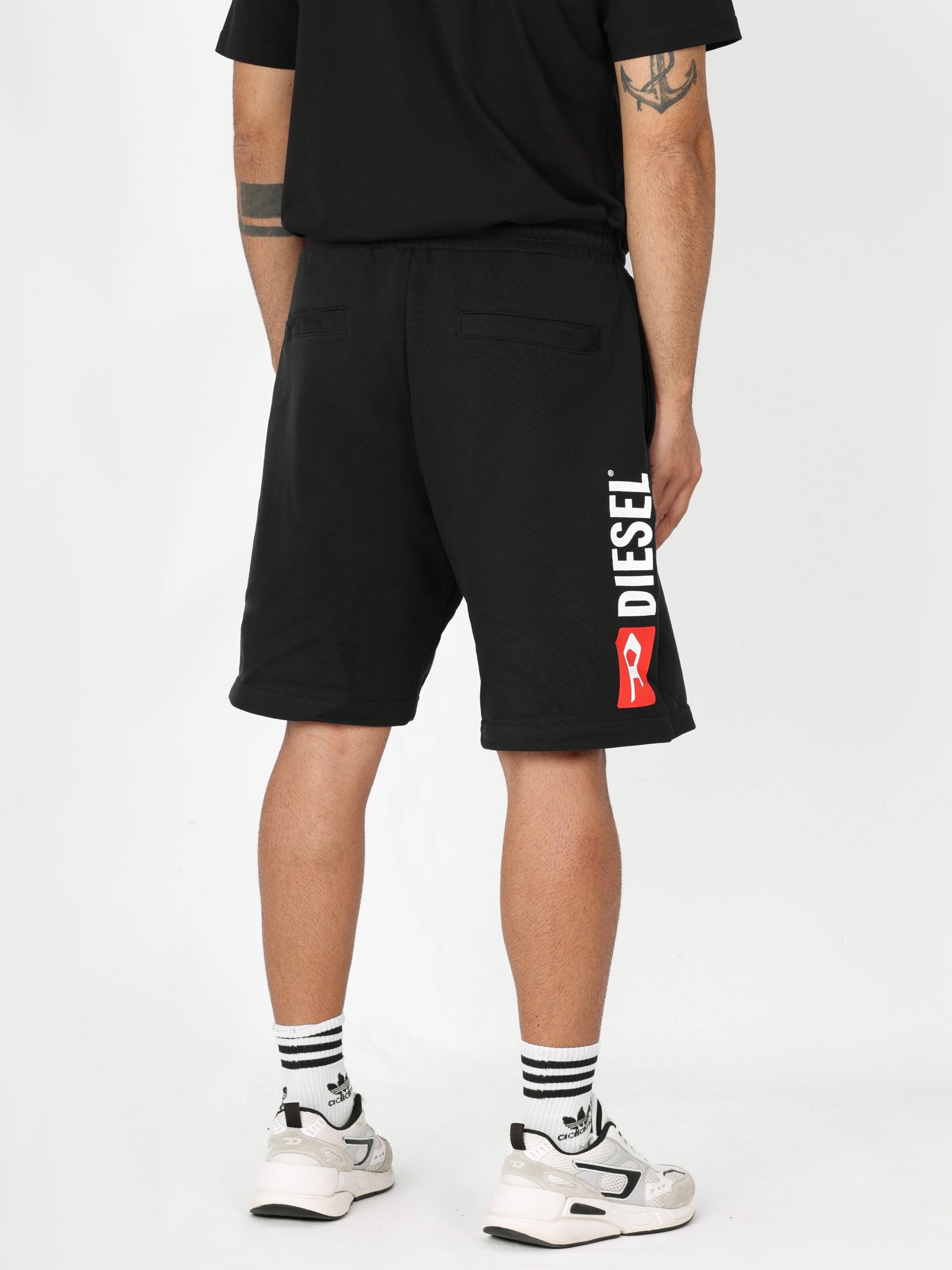 Regular Pantalon de sport 'P-CROW SWEAT SHORTS' DIESEL en noir