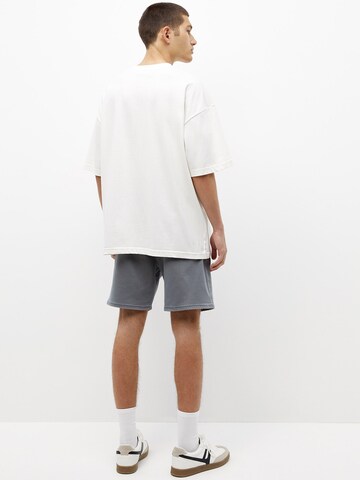 Pull&Bear Regular Shorts in Grau