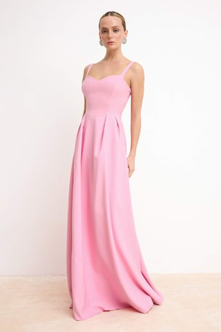 Robe de soirée Trendyol en rose