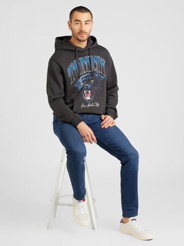 Tommy JeansSweater majica 'PANTHER' - siva boja