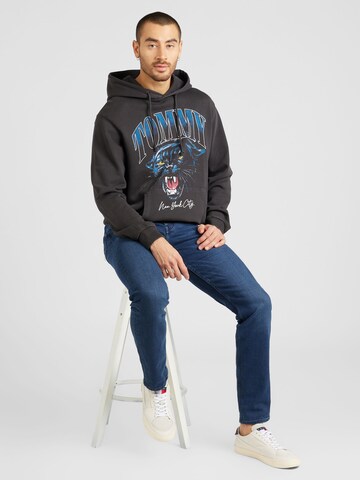 Tommy Jeans Sweatshirt 'PANTHER' in Grau