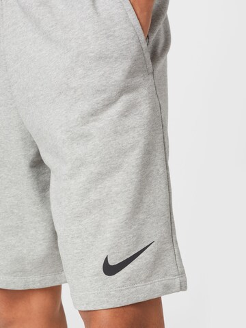 NIKE Regular Trainingsshorts in Grau