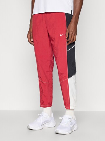 Effilé Pantalon de sport 'RETRO' NIKE en rouge : devant