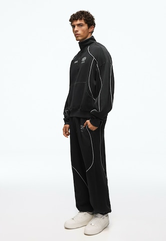 Tapered Pantaloni de la Bershka pe negru