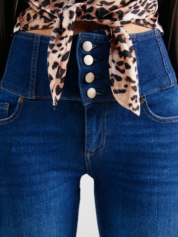GUESS Slimfit Džíny – modrá