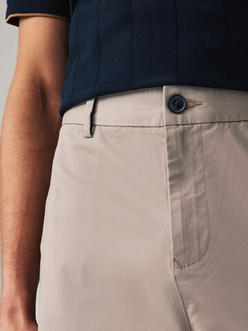 Next - regular Pantalón chino en gris