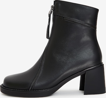 CESARE GASPARI Ankle Boots in Schwarz: predná strana