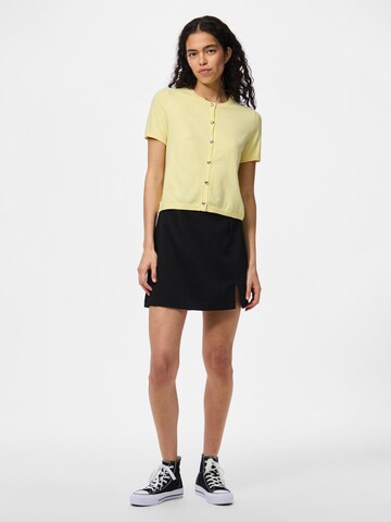 Cardigan 'PCOrina' PIECES en jaune