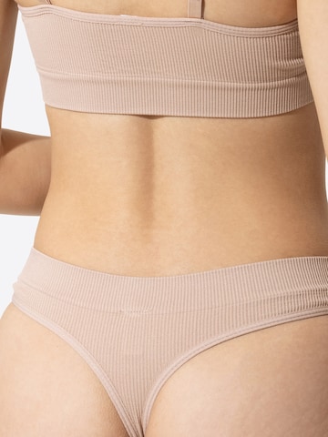 String di Yenita in beige