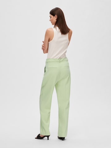 Regular Pantalon à plis 'Doah' SELECTED FEMME en vert
