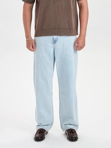 Dxnmxrk - Loosefit Vaquero 'DXHector Relaxed Fit Jeans Light Blue' en azul: frente